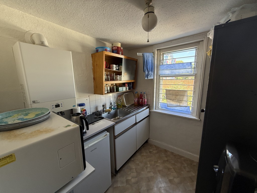 Lot: 56 - SUBSTANTIAL FREEHOLD COMMERCIAL PREMISES FOR OCCUPATION OR REDEVELOPMENT - Staff kitchen on first floor